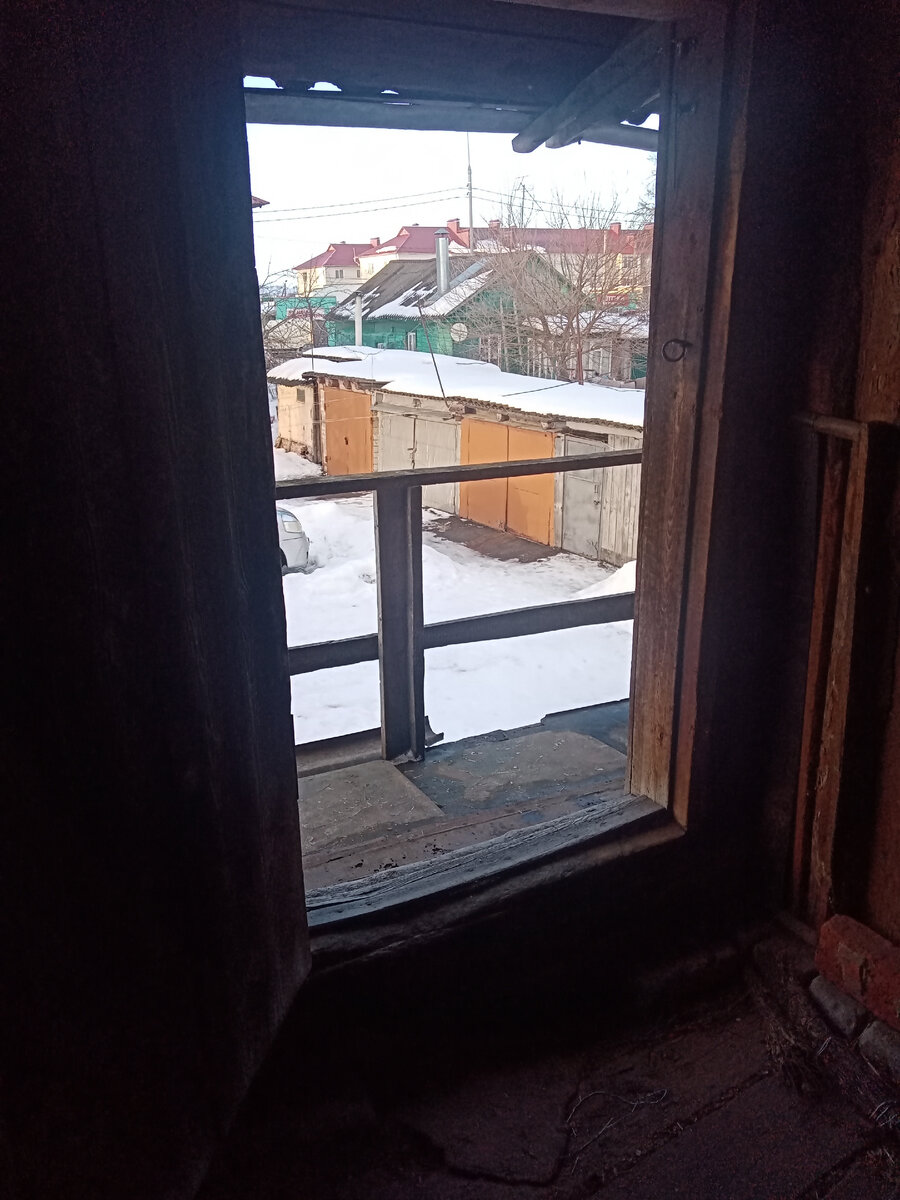Вот вход, а как раз внизу виден наш гараж серебристый. 