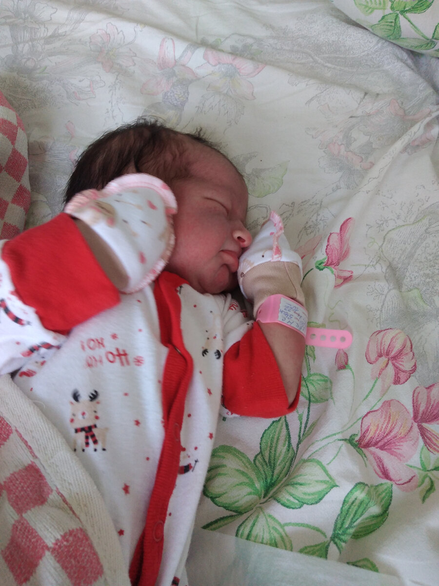 Надюша, 3 часа как родилась.