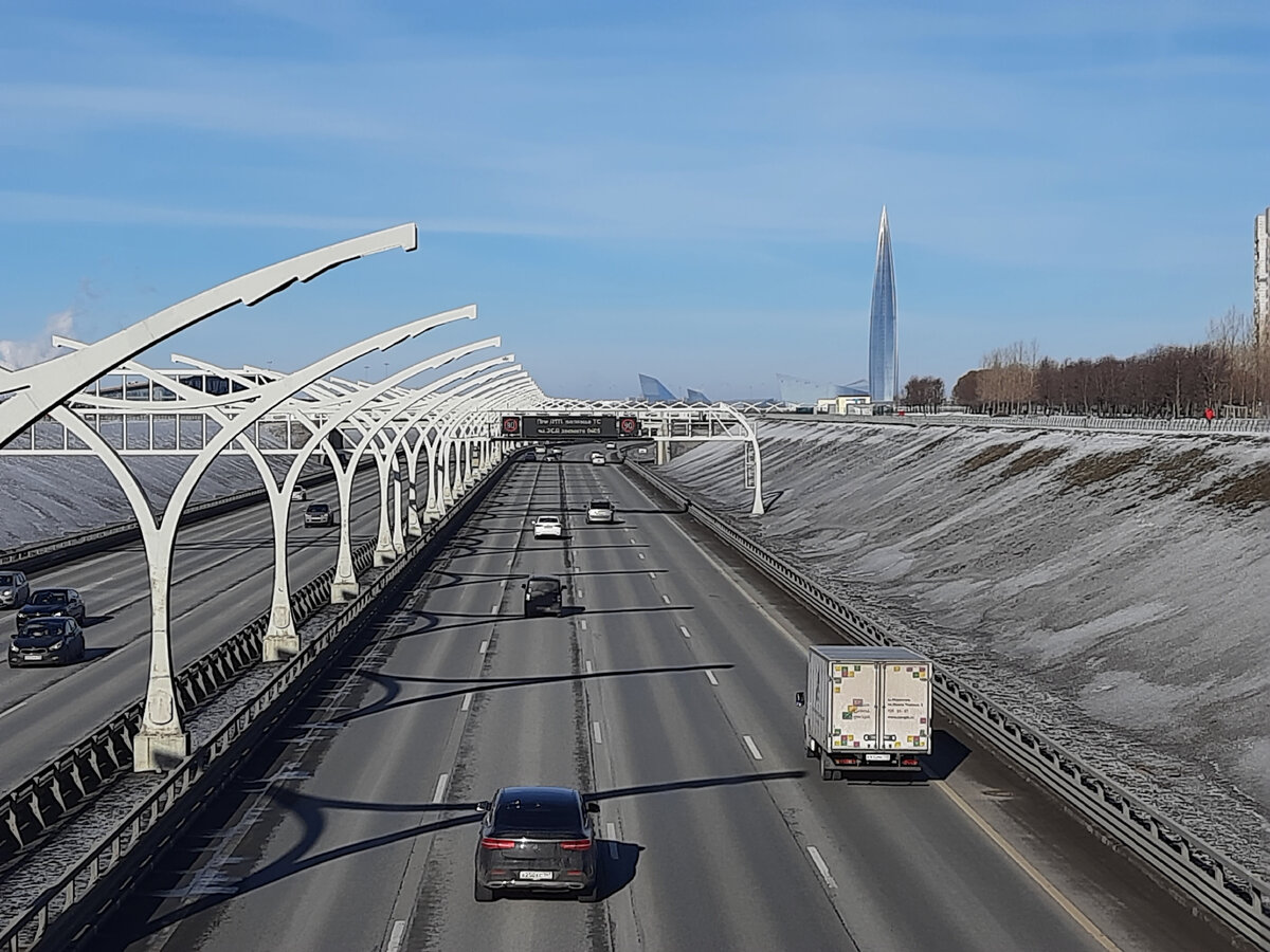 Вид на Западный скоростной диаметр и небоскреб Лахта-центр