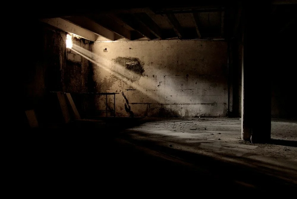 Зона темноты. Мрачный подвал. Темный подвал. Пустая заброшенная комната. Заброшенное здание ночью.