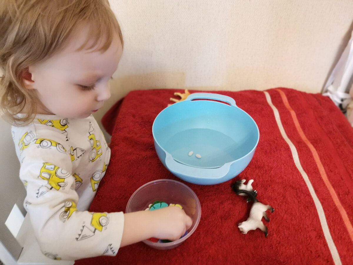 Ребенок играет с водой