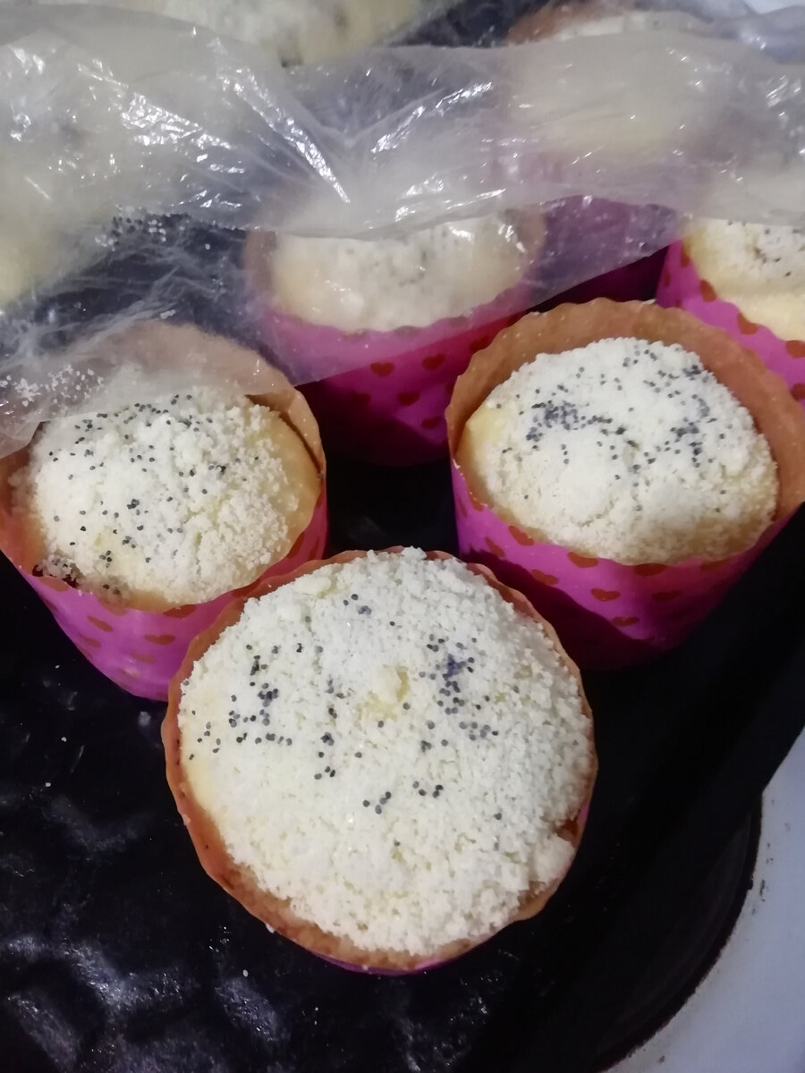 Сверху чуть-чуть присыпали маком.