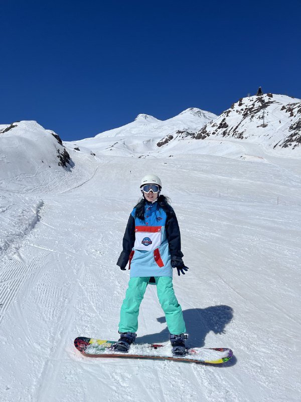 Пустая синяя трасса Мир (3500)-Кругозор (3000). 
На фоне Западной (5642м) и Восточной (5621м) вершин Эльбруса