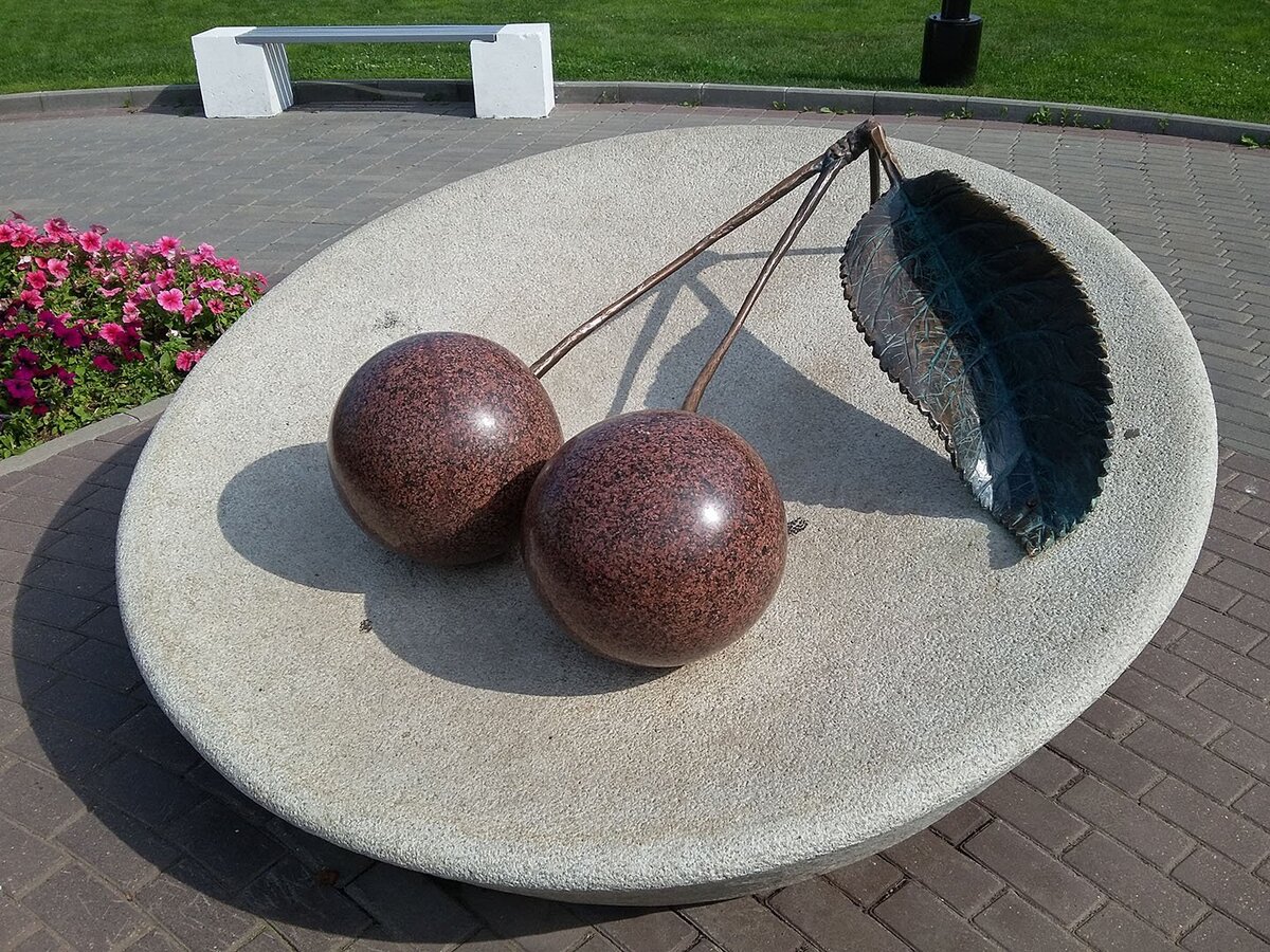 Памятник вишне в г. Владимир на Спасском холме