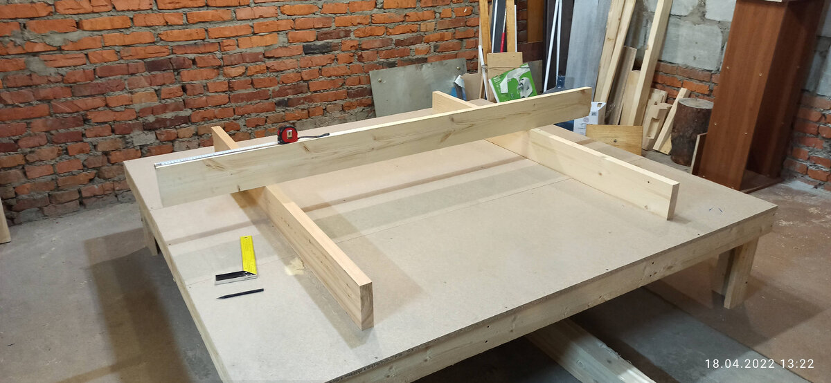 Все в размер, длинный брус - 2 м, поперечные - 1,6 м