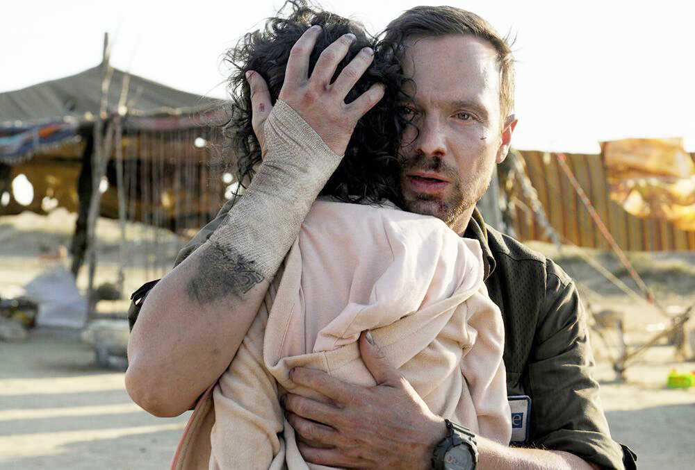 Алексей Чадов и Невия Тафара в фильме «Своя война. Шторм в пустыне»