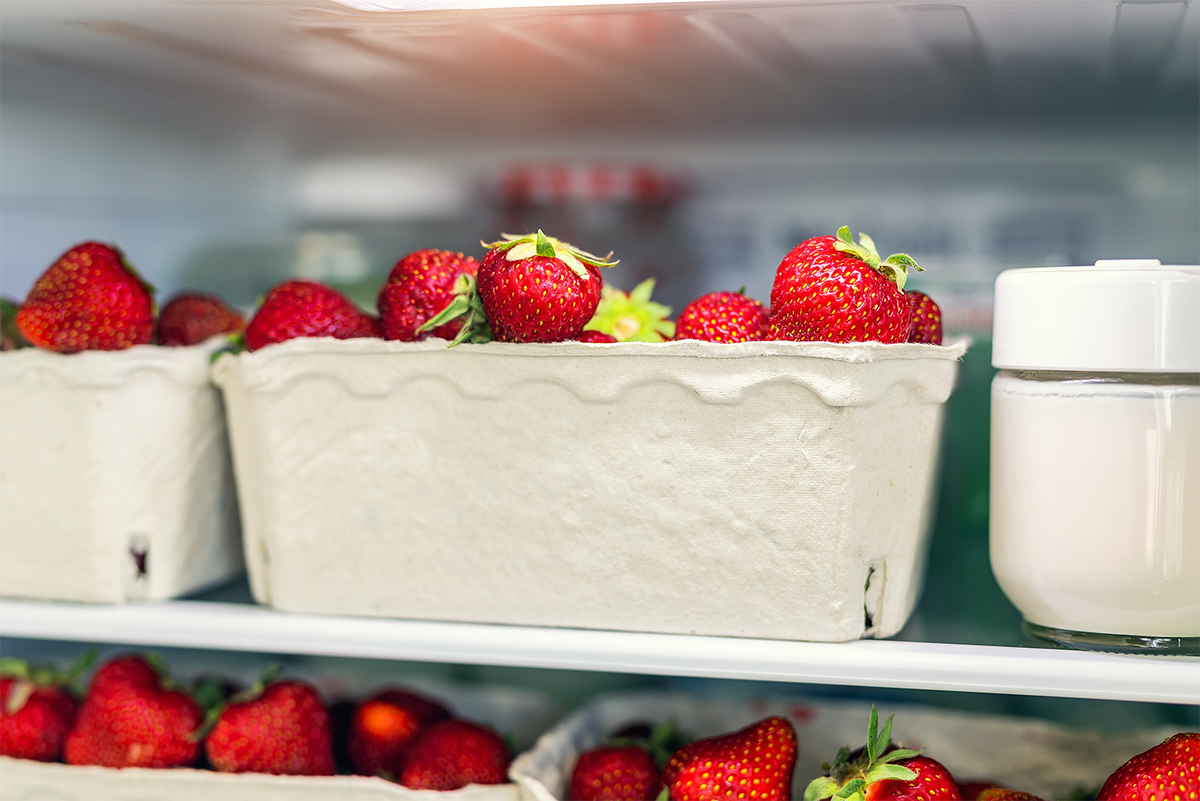 Можно хранить клубнику в холодильнике. Strawberry Store. Box with Strawberry in Fridge. Йогурт свежее завтра клубника. Сколько хранится клубника в холодильнике.
