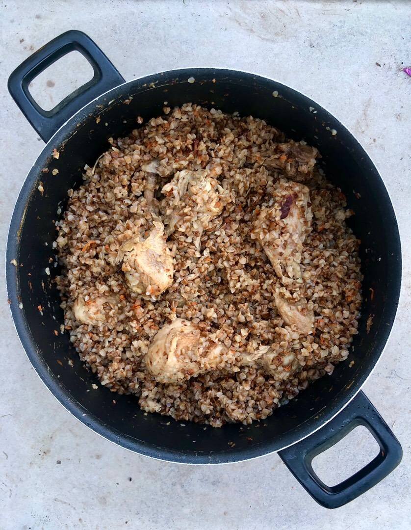 Салат с гречкой. Гречневая каша по-купечески. Гречка по-купечески с курицей. Гречка по-купечески с курицей в духовке. Гречка по купечески рецепт с куриного.