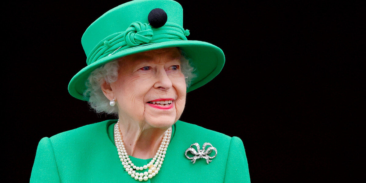 Королева в ярко-зелёном наряде появилась на Балконе Букингемского дворца в последний день празднований. В плане украшений Елизавета редко себе изменяет в последние годы - жемчуг в её образах преобладает