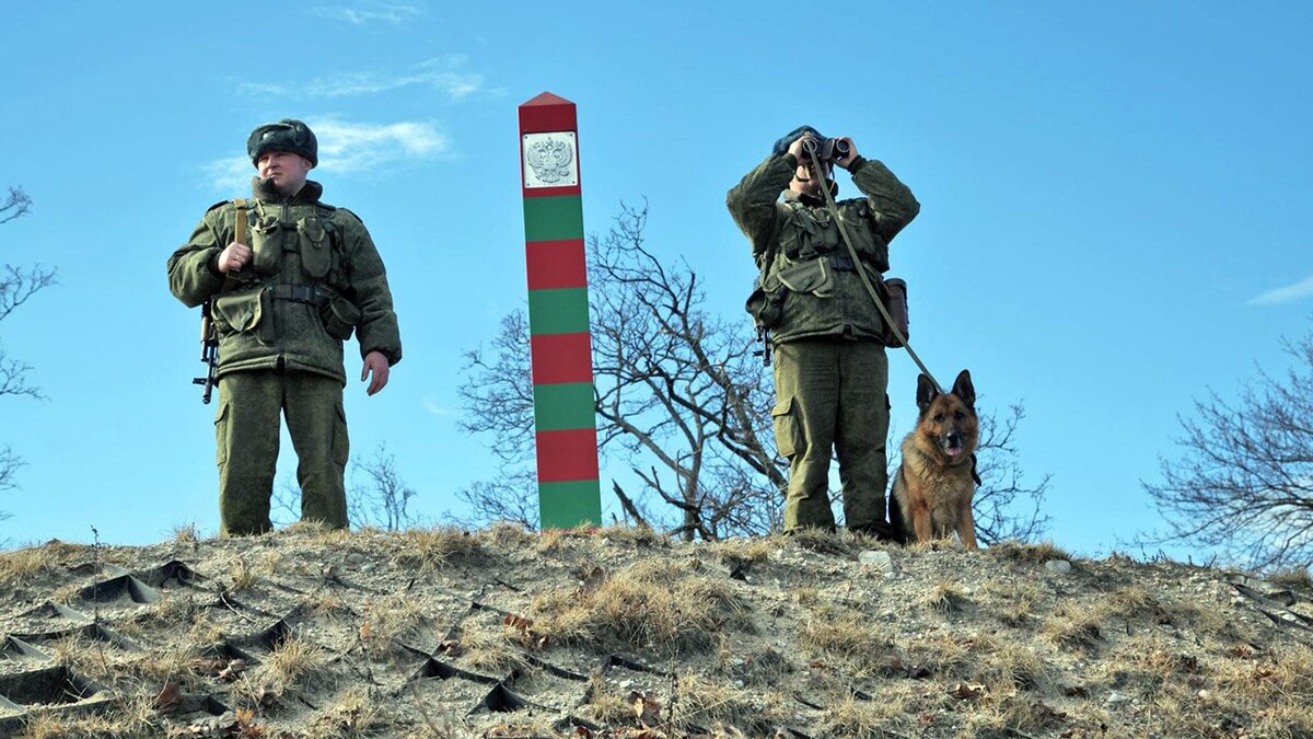Автор: https://fotovmire.ru/den-pogranichnika-foto.html/pogranichniki-s-sobakoj-na-granice-rossii