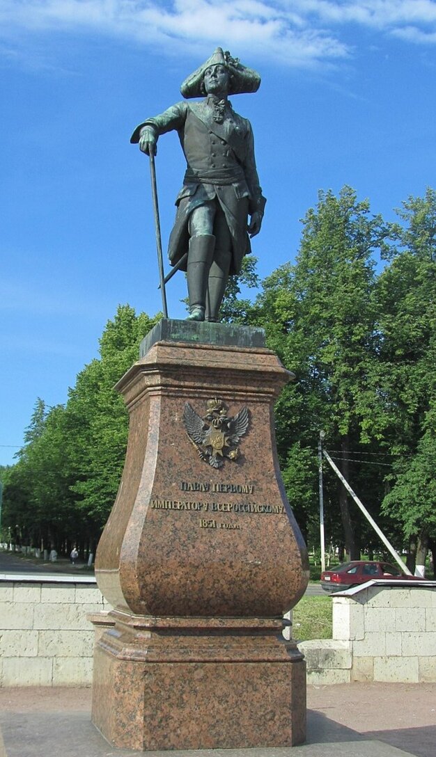 Памятник Павлу 1, Гатчина. Установлен по распоряжению Николая 1 Павловича 1(14)августа 1851г. Автор проекта И. П. Витали, бронза и декоративный гранит. 