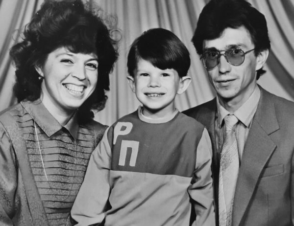 Ирина Ильинична с супругом Сергеем Борисовичем и сыном Романом. 1989 год.