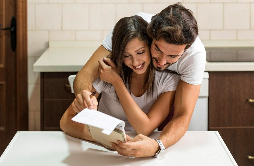 Две девушки улыбаются. Два секрета. Девушка сплетничают смотрит вниз. Открываю секреты письма. Девушки шепчутся.