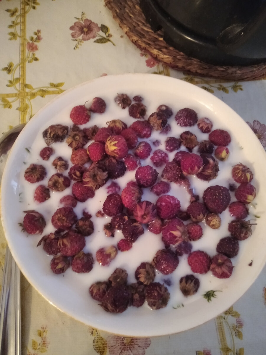 На завтрак клубника с молоком