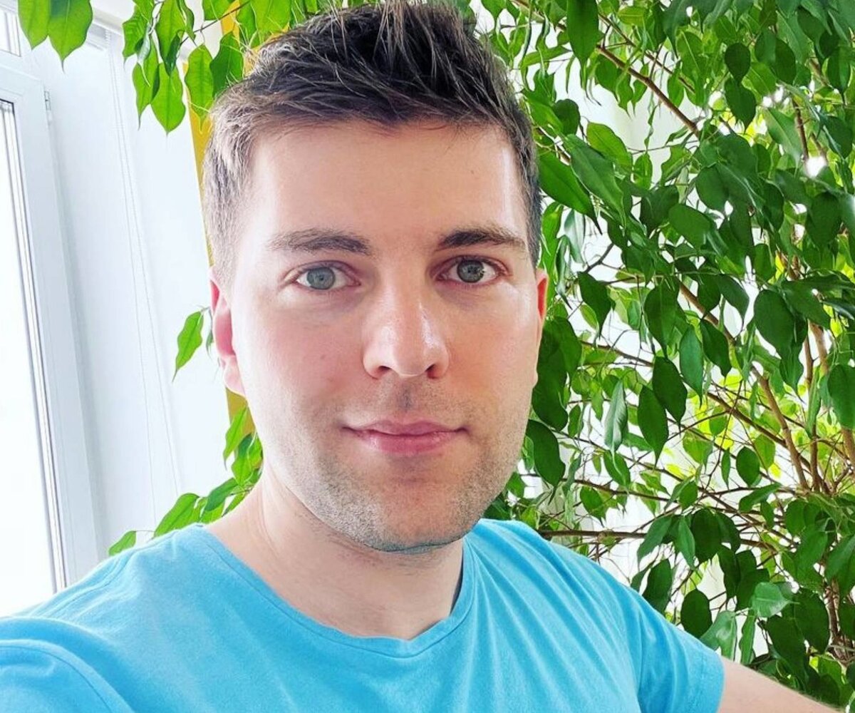     «Ноги на зависть многим»: Дмитрий Борисов на пляже в день рождения ошеломил фанаток