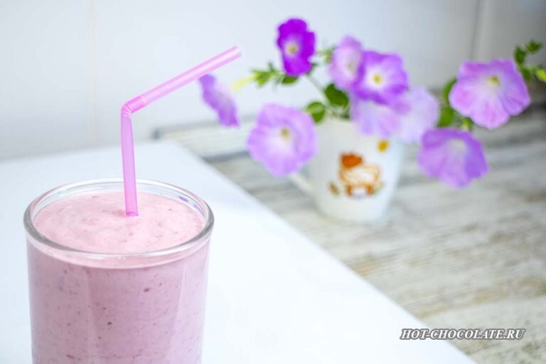 Молочный коктейль с бананом и ягодами