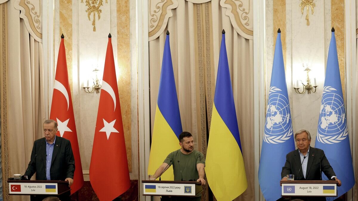    Президент Турции Реджеп Тайип Эрдоган, президент Украины Владимир Зеленский и генеральный секретарь ООН Антониу Гутерреш проводят пресс-конференцию после переговоров во Львове© AFP 2022 / Dimitar Dilkoff