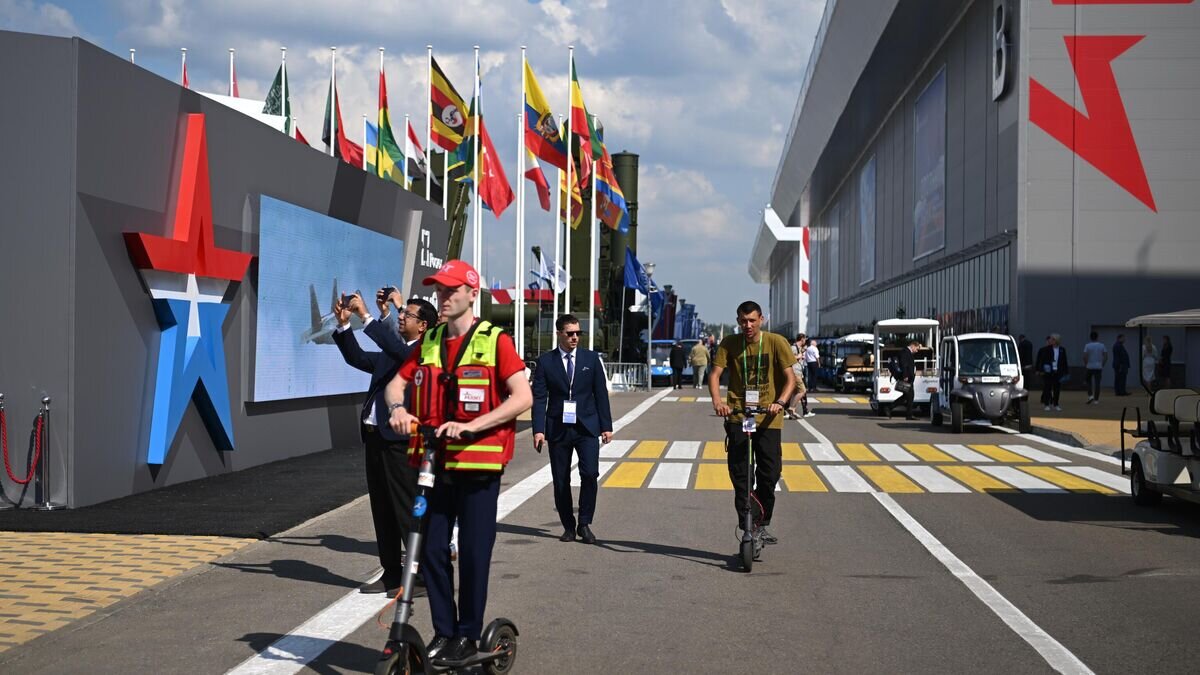    У Конгрессно-выставочного центра "Патриот" перед открытием Международного военно-технического форума "Армия-2022" и армейских международных игр "АрМИ-2022"© РИА Новости / Павел Бедняков