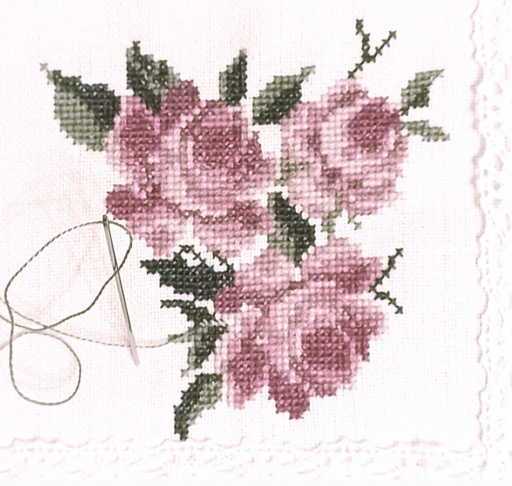 Вышиваю мелким крестиком. Иногда приходится в помощь брать лупу.