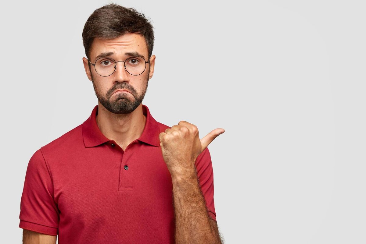Фото <a href="https://ru.freepik.com/free-photo/image-of-unhappy-caucasian-man-feels-regret-and-envy-sulks-face-has-gloomy-expression_13759444.htm#query=%D0%93%D1%80%D1%83%D1%81%D1%82%D0%BD%D1%8B%D0%B9%20%D0%BC%D1%83%D0%B6%D1%87%D0%B8%D0%BD%D0%B0&position=4&from_view=search">Image by wayhomestudio</a> on Freepik