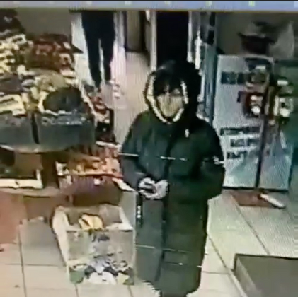    В Иркутске полицейские разыскивают женщину, взявшую из банкомата чужую стопку денег Цитата из видео