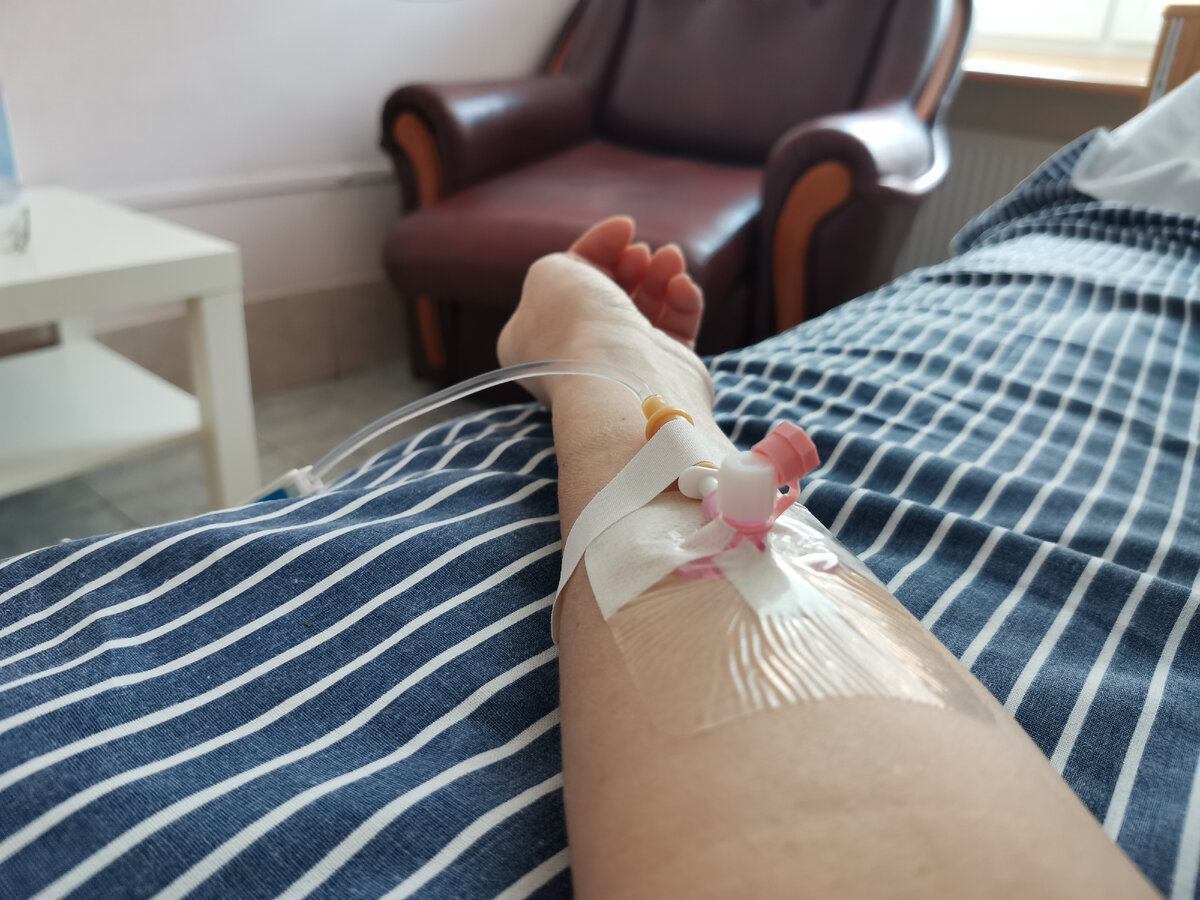 Фото моё, в больнице лежу под капельницей, 2021год