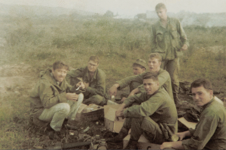 Документальный кадр, морпех который доставил пиво в период войны во Вьетнаме.