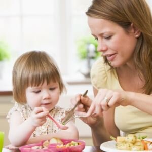 В  третий год жизни ребёнка продолжает привлекать всё яркое и необычное,  поэтому специалисты рекомендуют украшать даже самые простые блюда (ту же  кашу) кусочками фруктов, ягодками и т.д. Кроха сам попросит у мамы  ложку, увидев на столе такое привлекательное и вкусное «творение».