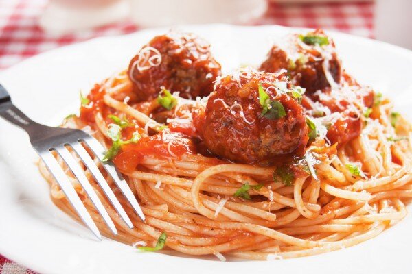 Сочные тефтели со спагетти в томатном соусе