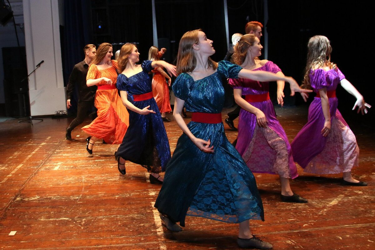 Такую нежную, лиричную атмосферу мастерски создаёт театр танца Елены Есениной и актёр театра и кино Евгений Щербаков - он играет бродягу, который тоже в конце концов находит своё счастье в любви. Дополняла спектакль живая музыка   