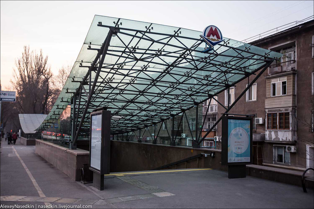 1. Входные павильоны легки и воздушны. Тем больше они контрастируют с хрущёвками рядом.

