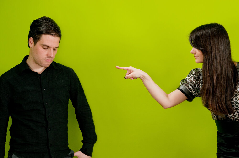 Женщина обвиняет мужчину