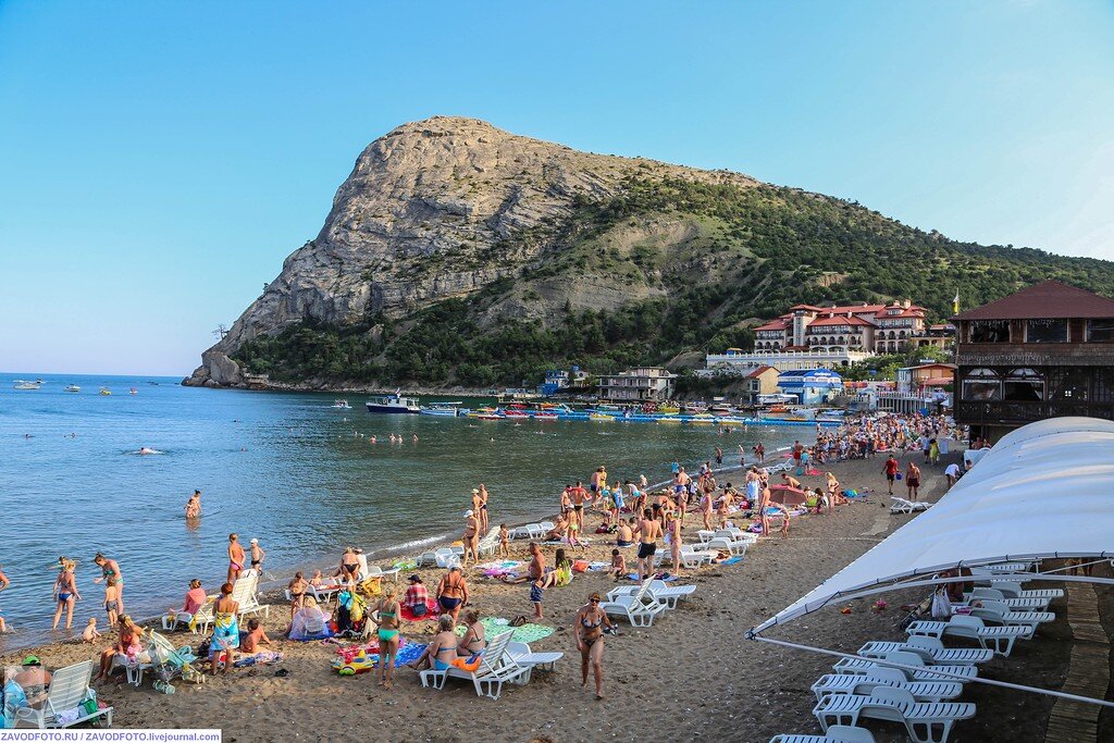 Сколько отдыхающих в крыму сейчас. Новый свет Крым набережная. Судак поселок новый свет. Посёлок новый свет в Крыму. Новый свет пляж 2020.
