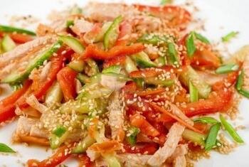 Китайский салат из курицы, огурцов и кимчи