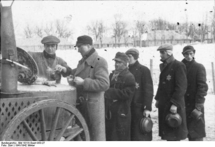 Обед в концлагере «Саласпилс» (Bundesarchiv Bild (Федеральный архив Германии) / Wikipedia)