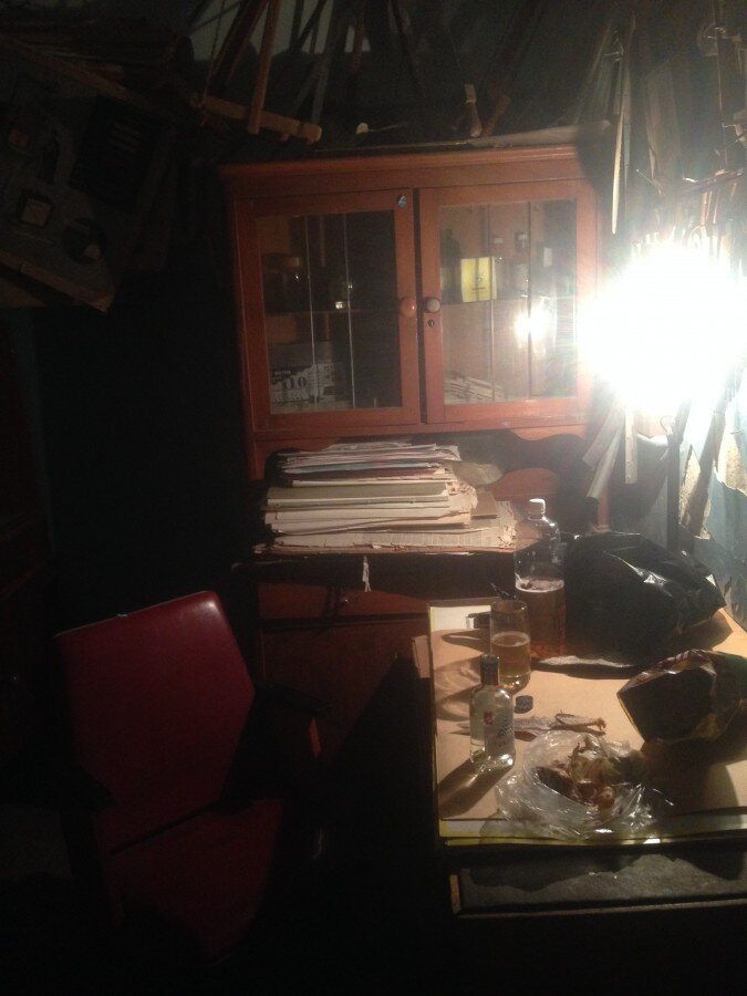 У нас в школе есть машина времени! Настоящая, без дураков! Её обнаружил коллега, когда приводил в порядок помещение уроков труда. Трудовик наш умер лет 10 назад, с тех пор труды в школе ведут одни женщины, а какие же это труды, когда их баба ведет у пацанов? Профанация это одна, а не труды! Короче, когда коллега разбирал там завалы всякого хлама, то обнаружил каморку трудовика, девственно чистую, которой женская рука не касалась! Там все прекрасно! Запах заскорузлого столярного клея, деревянной стружки, с тем запахом, которым может пахнуть только настоящее тру дерево, без всяких этих новомодных морилок и прочей химии которой сегодня пропитывают все подряд! Там пилы старинные, которыми еще мой дедушка пользовался когда в 12 лет пошел работать бондарем! Там, известные каждому мальчику у кого были уроки труда, жестяные щетки, чтобы чистить станок, и непонятная деревянная хрень, тайну предназначения которой, трудовик унес с собой в могилу! Там развешены наглядные материалы с инструкцией по технике безопасности или цветовой шкалы температуры стали в мартеновской печи! Вот ты стоишь в инновационной школе, с плазменными телевизорами, камерами слежения, с проекторами и интерактивными досками, компьютерами в каждом классе, и тут ррраз и ты в прошлом веке, среди запахов и пыли из детства, среди старинных шкафов, за пыльными стеклами которых непременно должен прятаться графинчик с чем-нибудь горячительным, и тусклый свет от единственной лампочки слегка разгоняет кромешный мрак глухой комнаты вокруг! Это что-то глубинное, что-то такое кромешно русское - запах дерева, тусклый свет, водка с воблой и разговоры, разговоры о вечном! Эх хорошо то как что эта комнатка нашлась!