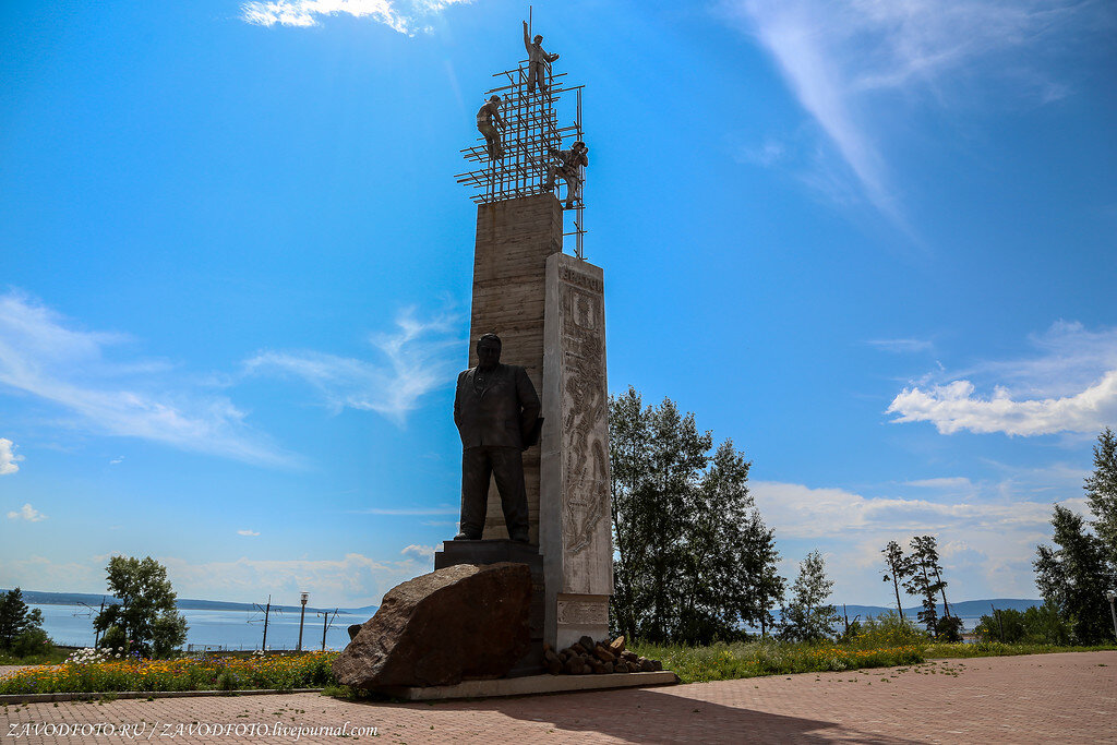 Братский иркутская область. Памятник Наймушину в Братске. Памятник первостроителям Братска. Братск Иркутская область памятники. В Братске ГЭС памятник.