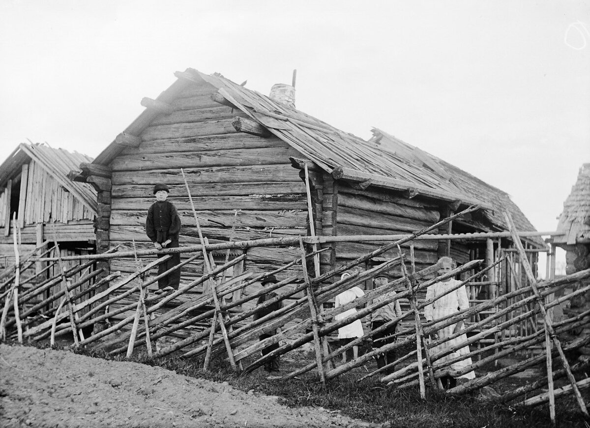 Курная изба Антти Олликайнена, Коркимаа, приход Лемпаала (Лемболово). Фотография Самули Паулахарью, 1911 г