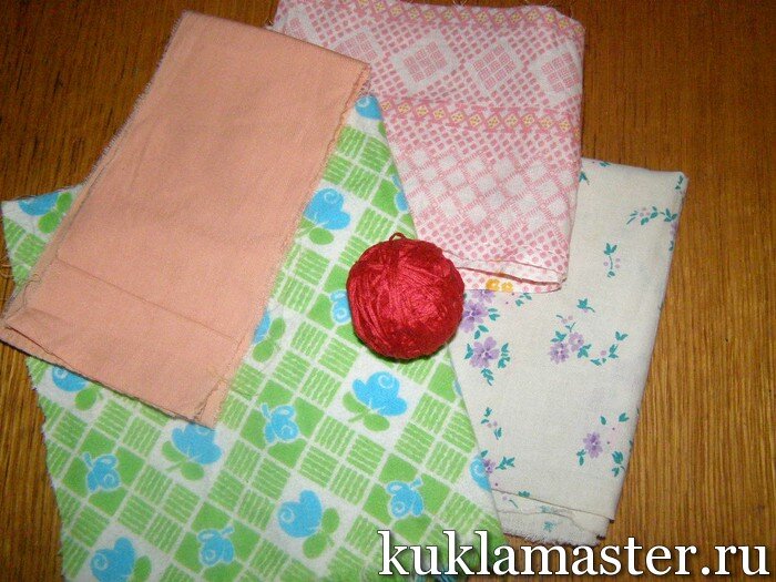 
 Начинаем делать пеленашку с ее тела. Для этого нужна ткань телесного или розоваго цвета. Отрываем длинный не широкий лоскут и скручиваем его трубочкой.