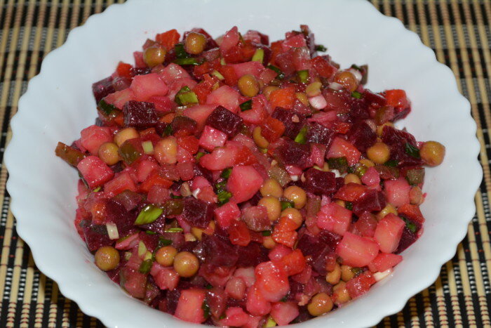 Классический винегрет с горошком, солеными огурцами и квашеной капустой - пошаговый рецепт с фото