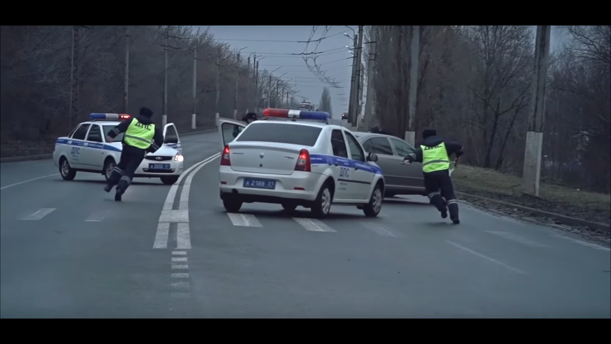 движение в колонне транспортных средств. Ford focus 2 дпс. организованаятранспортная коонна. машины со спецсигналом. машина дпс сзади.