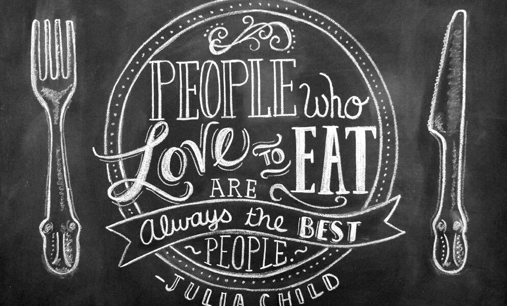 Однако, сейчас это явление можно встретить и в дорогих ресторанах, и в свободных творческих пространствах. Многие раскрученные заведения приглашают мастеров леттеринга и рисунка, чтобы красиво оформить ту или иную часть стены. 
