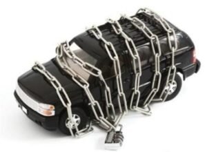 Новый владелец узнает о том, что на его приобретение наложен арест при попытке поставить транспортное средство на учет. Снять ограничение на машину легко, если все документы при покупке были оформлены достоверно. Так договор купли-продажи необходимо датировать числом реальной покупки. Так как дата должна быть до того, как был наложен арест. В заявлении важно указать, что в момент приобретения на авто ареста не было.