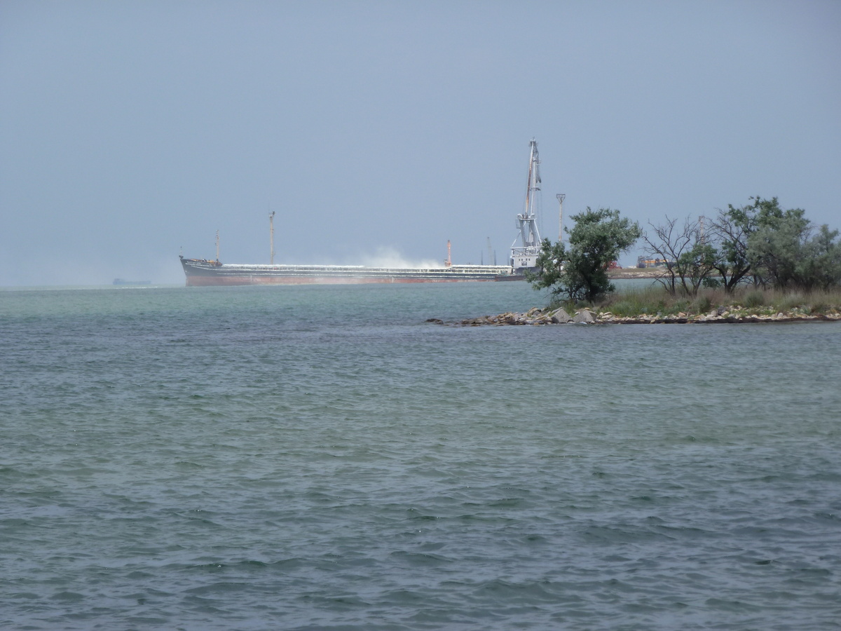 С этого места  в сторону Крыма шла немецкая подвесная канатная дорога. Фото автора.