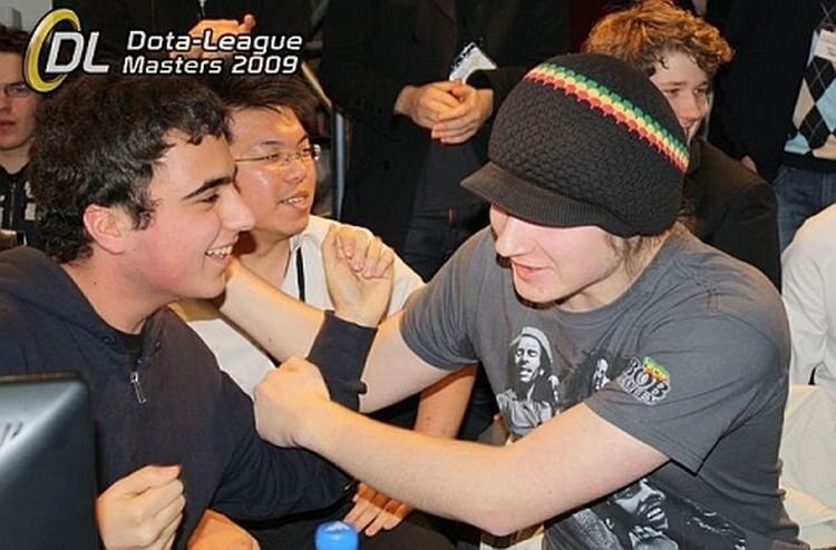 KuroKy (слева) и Puppey (справа) на турнире Dota-League Masters в 2009 году