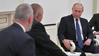 © РИА Новости / Алексей ДружининПерейти в фотобанкПутин заявил об интересе России в равных условиях поставок энергоносителей"Мы понимаем, и болгарская сторона это прекрасно понимает, что при реализации проектов большого масштаба нужны гарантии, прежде всего финансовые гарантии, которые выражались бы либо в суверенных гарантиях правительства Болгарии, либо в соответствующих решениях Еврокомиссии. Другое дело, все понимают, никто не хочет повторять каких-то срывов, все хотят, наоборот, идти вперед", — сказал Путин.