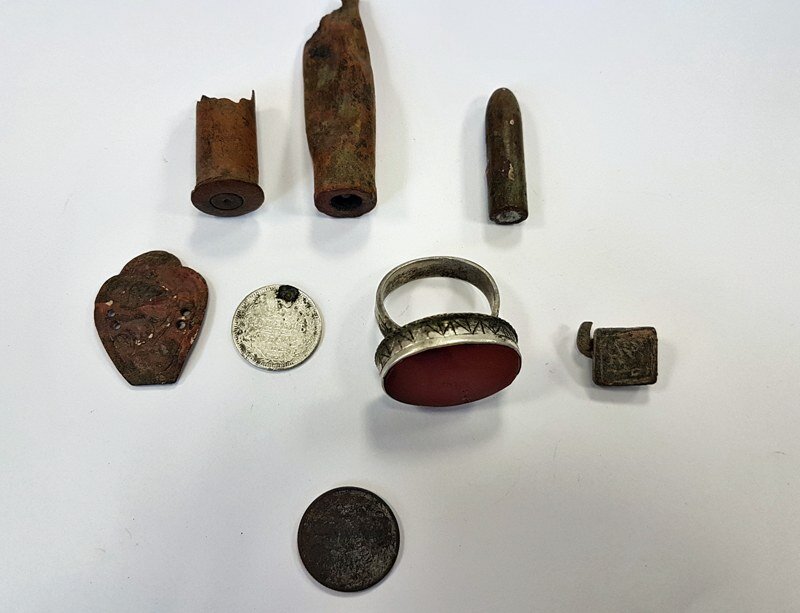 Вот что можно найти на развалинах бывшего коровника за два часа.
