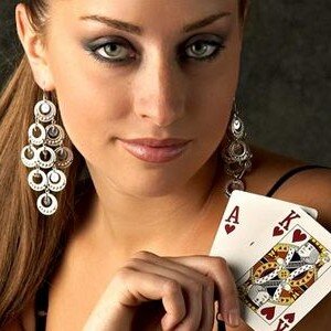 Если вы решили научиться работать с картами, то будьте готовы к тому, что перед вами откроется удивительный мир. Гадание на картах — весьма увлекательное занятие, если вы сможете развить свой талант, то научитесь безошибочно определять все грядущие события. Помните, существуют некоторые правила, которые помогут добиться наиболее точного результата:
 