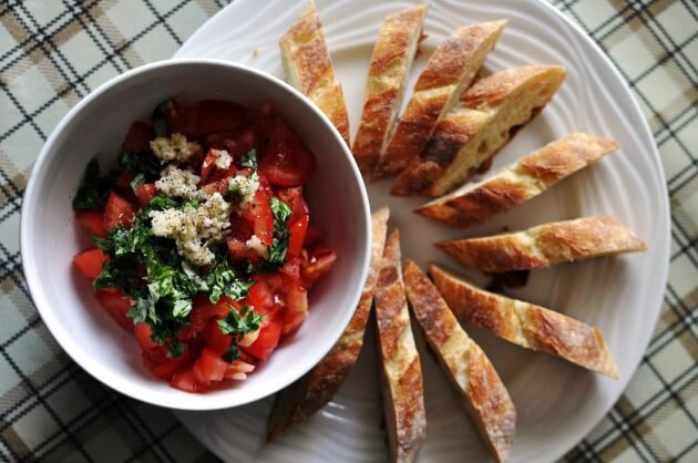 Сегодняхочу научить вас, как приготовить вкусную итальянску закуку - "брусекта", как они называют.