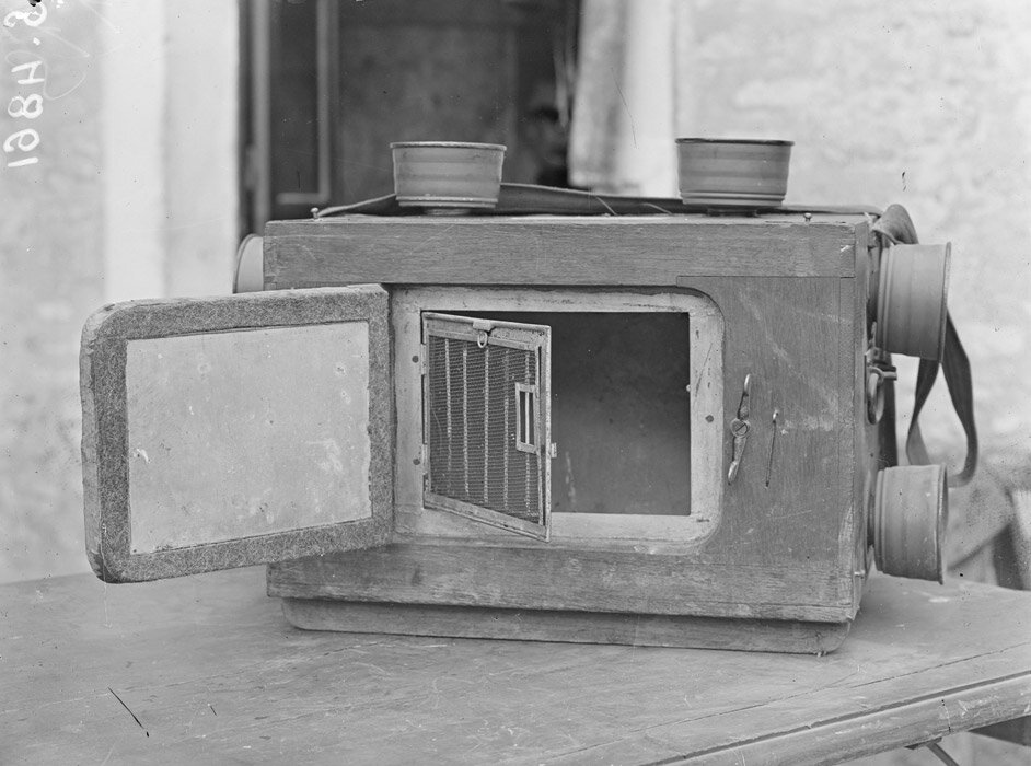 Можно подумать, что это какой-то очень старый фотоаппарат. На самом деле это клетка для почтовых голубей, с защитой от отравляющего газа.